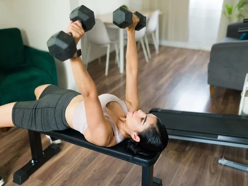 Bench press có thể đóng vai trò bài chính trong buổi tập ngực trước khi kết hợp thêm incline press, fly và các bài bổ trợ.