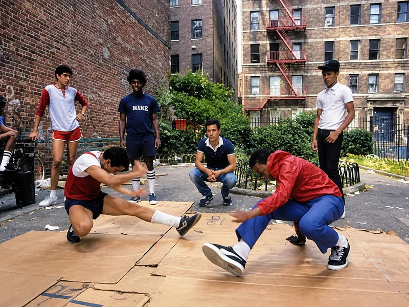 Breaking bắt nguồn từ văn hóa hip-hop New York thập niên 1970 và phát triển thành bộ môn toàn cầu.