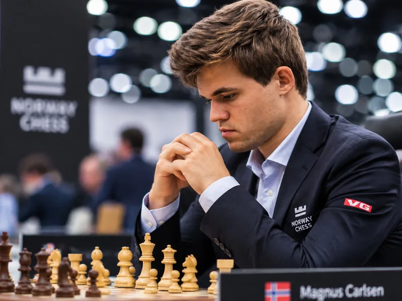 Magnus Carlsen là kỳ thủ Na Uy nổi tiếng với tư duy chiến thuật và khả năng tính toán vượt trội.
