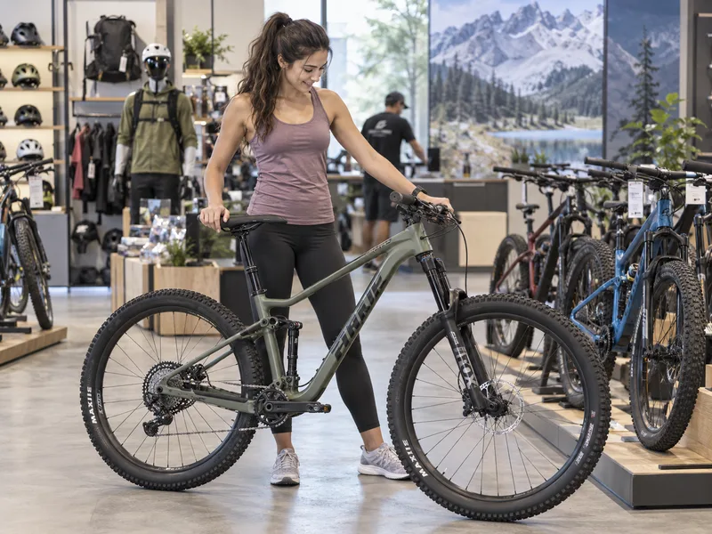 Chọn mountain bike đúng kích thước giúp người lái kiểm soát xe tốt hơn và duy trì tư thế thoải mái khi đạp.