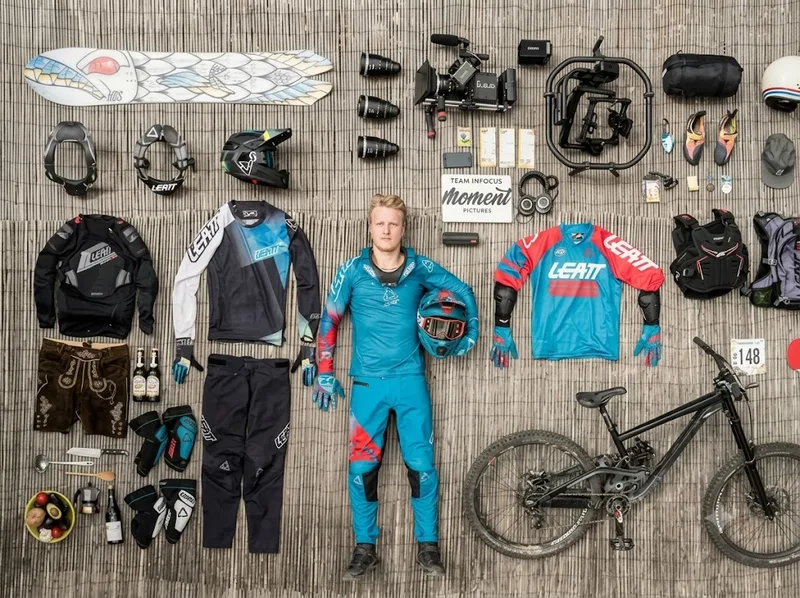 Mũ bảo hiểm, găng tay, kính và dụng cụ sửa xe là những trang bị cần thiết khi đi mountain bike.