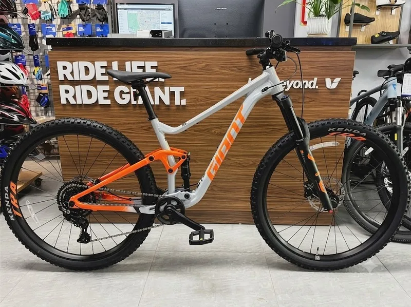Mountain bike được thiết kế với lốp rộng, phanh đĩa và giảm xóc để xử lý tốt các địa hình gồ ghề.