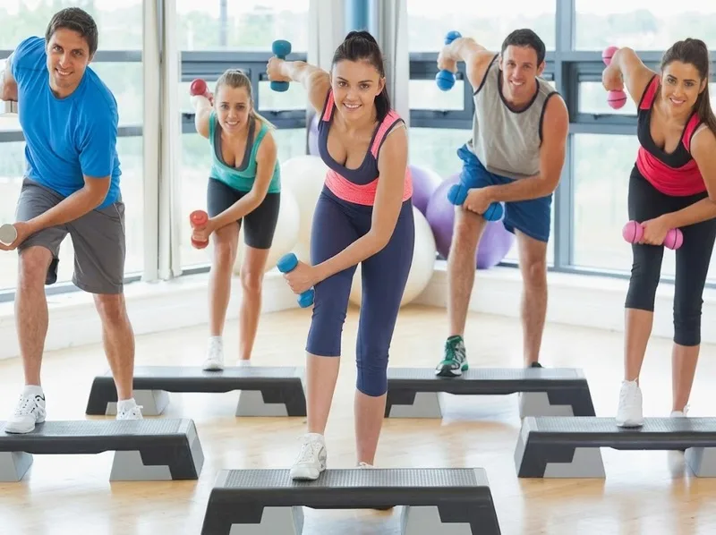 Không khí sôi động và sự tương tác trong lớp aerobic có thể giúp người tập tăng hứng thú và duy trì động lực vận động.