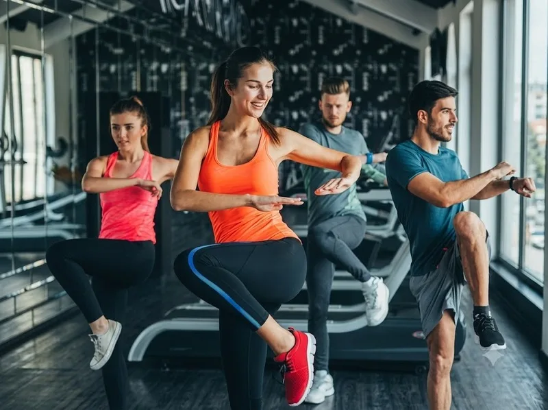 Thể dục nhịp điệu có thể điều chỉnh cường độ cho nhiều độ tuổi, từ người trẻ đến trung niên và người lớn tuổi có khả năng vận động phù hợp.