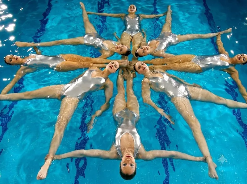 Bơi nghệ thuật Olympic kết hợp kỹ thuật bơi, âm nhạc và khả năng biểu diễn đồng bộ để tạo nên những màn trình diễn đẹp mắt dưới nước.
