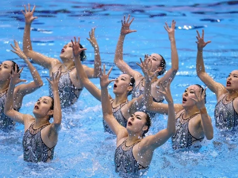Những động tác nhào lộn, đội hình đồng đều và sự hòa quyện với âm nhạc tạo nên sức hấp dẫn riêng của bơi nghệ thuật Olympic.